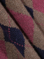 製品画像: クラシックなダイヤ柄と柔らかな混紡素材を使用したクルーネックニットの正面全体画像。シンプルで上品なデザインが特徴的な一着。
詳細画像: ダイヤ柄の滑らかな編み地のディテールクローズアップ画像。軽量で柔らかい混紡素材が持つ快適さと暖かさを示す。