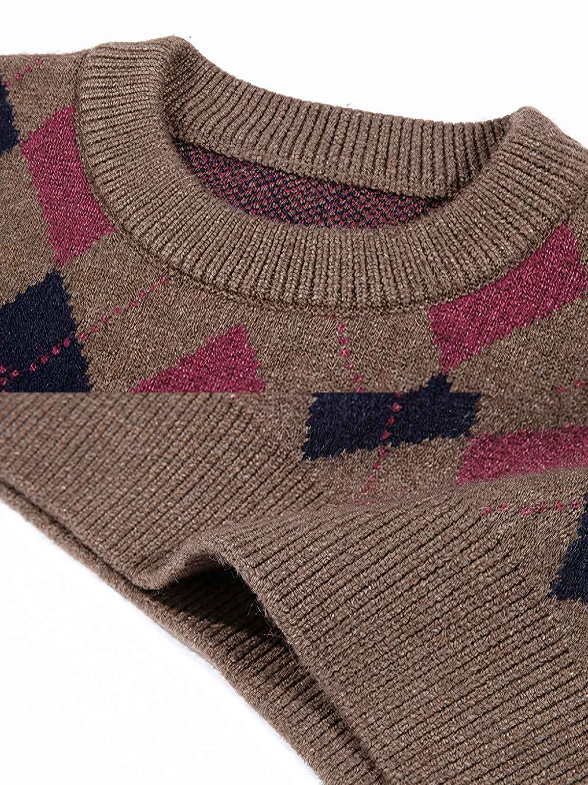 製品画像: クラシックなダイヤ柄と柔らかな混紡素材を使用したクルーネックニットの正面全体画像。シンプルで上品なデザインが特徴的な一着。
詳細画像: ダイヤ柄の滑らかな編み地のディテールクローズアップ画像。軽量で柔らかい混紡素材が持つ快適さと暖かさを示す。