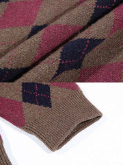 製品画像: クラシックなダイヤ柄と柔らかな混紡素材を使用したクルーネックニットの正面全体画像。シンプルで上品なデザインが特徴的な一着。
詳細画像: ダイヤ柄の滑らかな編み地のディテールクローズアップ画像。軽量で柔らかい混紡素材が持つ快適さと暖かさを示す。