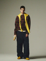 詳細画像: ダイヤ柄の滑らかな編み地のディテールクローズアップ画像。軽量で柔らかい混紡素材が持つ快適さと暖かさを示す。
モデル画像: ダイヤ柄クルーネックニットを着用したモデルによるカジュアルコーディネートイメージ。デニムやワークパンツとの組み合わせでレトロなスタイルを楽しめる。