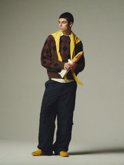 詳細画像: ダイヤ柄の滑らかな編み地のディテールクローズアップ画像。軽量で柔らかい混紡素材が持つ快適さと暖かさを示す。
モデル画像: ダイヤ柄クルーネックニットを着用したモデルによるカジュアルコーディネートイメージ。デニムやワークパンツとの組み合わせでレトロなスタイルを楽しめる。