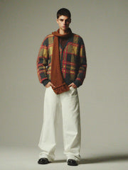 詳細画像: モヘア特有のふんわりとした毛羽立ちとボタンディテールのクローズアップ画像
モデル画像: チェック柄モヘアカーディガンを着用したモデルの秋冬コーディネートイメージ