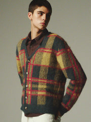 詳細画像: モヘア特有のふんわりとした毛羽立ちとボタンディテールのクローズアップ画像
モデル画像: チェック柄モヘアカーディガンを着用したモデルの秋冬コーディネートイメージ