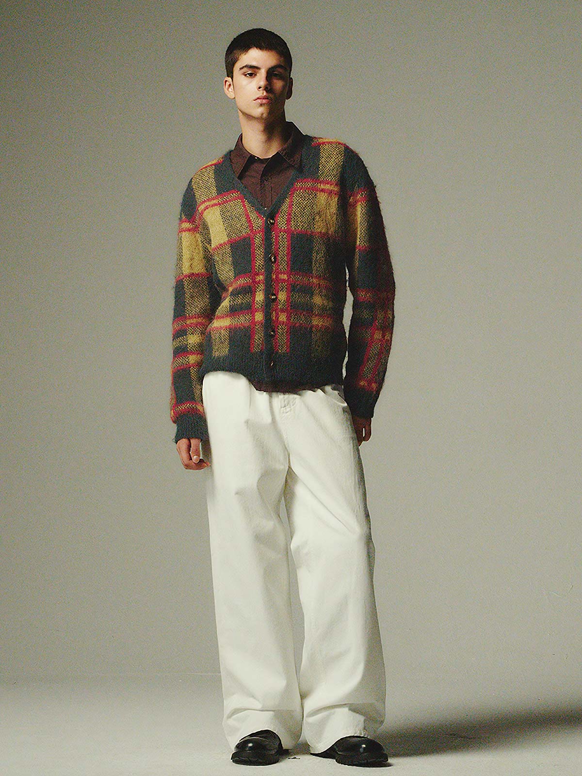 詳細画像: モヘア特有のふんわりとした毛羽立ちとボタンディテールのクローズアップ画像
モデル画像: チェック柄モヘアカーディガンを着用したモデルの秋冬コーディネートイメージ