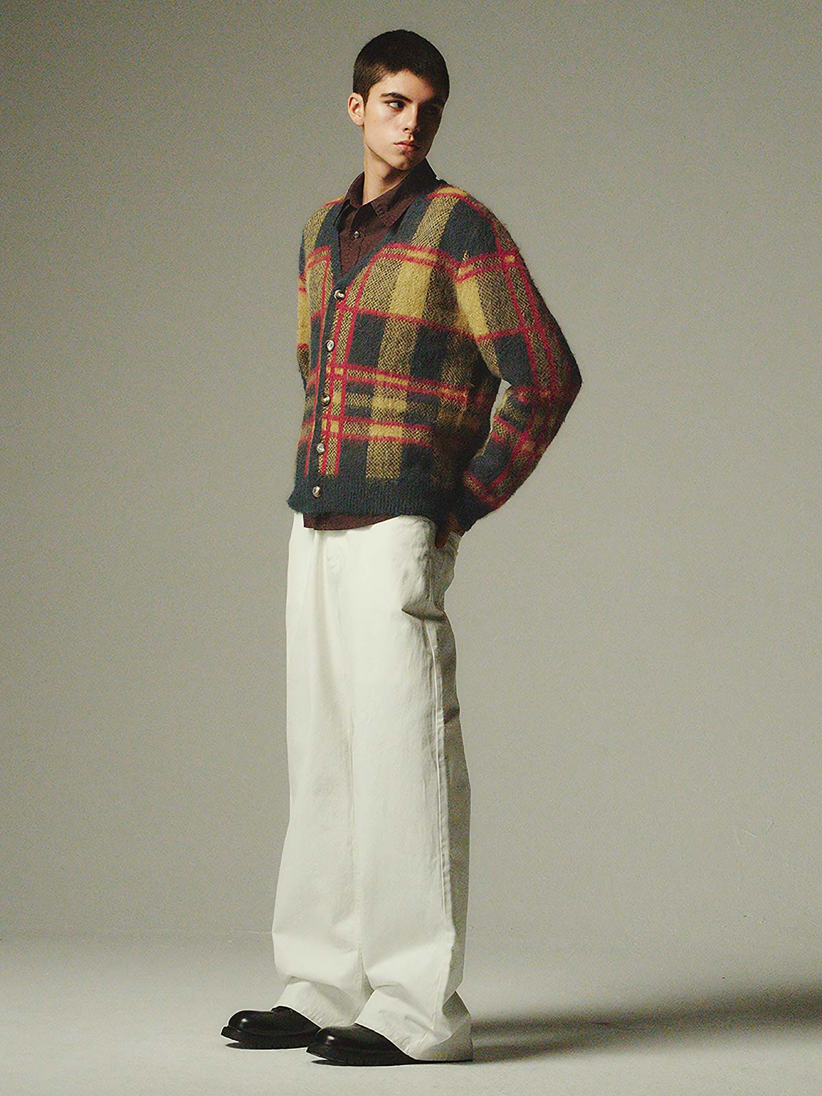 詳細画像: モヘア特有のふんわりとした毛羽立ちとボタンディテールのクローズアップ画像
モデル画像: チェック柄モヘアカーディガンを着用したモデルの秋冬コーディネートイメージ