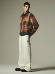 詳細画像: モヘア特有のふんわりとした毛羽立ちとボタンディテールのクローズアップ画像
モデル画像: チェック柄モヘアカーディガンを着用したモデルの秋冬コーディネートイメージ