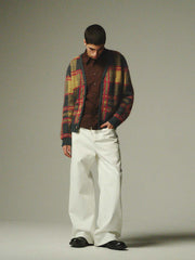 詳細画像: モヘア特有のふんわりとした毛羽立ちとボタンディテールのクローズアップ画像
モデル画像: チェック柄モヘアカーディガンを着用したモデルの秋冬コーディネートイメージ