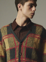 詳細画像: モヘア特有のふんわりとした毛羽立ちとボタンディテールのクローズアップ画像
モデル画像: チェック柄モヘアカーディガンを着用したモデルの秋冬コーディネートイメージ