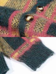 製品画像: クラシックなチェック柄モヘアVネックカーディガンの正面全体画像
詳細画像: モヘア特有のふんわりとした毛羽立ちとボタンディテールのクローズアップ画像