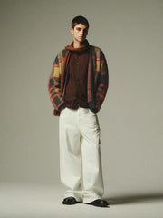 詳細画像: モヘア特有のふんわりとした毛羽立ちとボタンディテールのクローズアップ画像
モデル画像: チェック柄モヘアカーディガンを着用したモデルの秋冬コーディネートイメージ