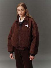 詳細画像: スエード調素材の滑らかな表面とキルティング加工による保温性を示すディテールクローズアップ画像。フラップカラーや多機能ポケットのデザインが際立つ。
モデル画像: スエード調ショート丈ダウンジャケットを着用したモデルのコーディネート例。レトロなブラウンカラーがヴィンテージ感を演出し、カジュアルパンツやワークパンツと相性抜群な秋冬スタイル。