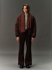 詳細画像: スエード調素材の滑らかな表面とキルティング加工による保温性を示すディテールクローズアップ画像。フラップカラーや多機能ポケットのデザインが際立つ。
モデル画像: スエード調ショート丈ダウンジャケットを着用したモデルのコーディネート例。レトロなブラウンカラーがヴィンテージ感を演出し、カジュアルパンツやワークパンツと相性抜群な秋冬スタイル。