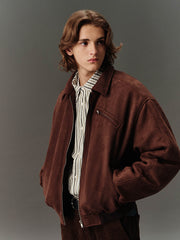 詳細画像: スエード調素材の滑らかな表面とキルティング加工による保温性を示すディテールクローズアップ画像。フラップカラーや多機能ポケットのデザインが際立つ。
モデル画像: スエード調ショート丈ダウンジャケットを着用したモデルのコーディネート例。レトロなブラウンカラーがヴィンテージ感を演出し、カジュアルパンツやワークパンツと相性抜群な秋冬スタイル。