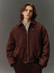 詳細画像: スエード調素材の滑らかな表面とキルティング加工による保温性を示すディテールクローズアップ画像。フラップカラーや多機能ポケットのデザインが際立つ。
モデル画像: スエード調ショート丈ダウンジャケットを着用したモデルのコーディネート例。レトロなブラウンカラーがヴィンテージ感を演出し、カジュアルパンツやワークパンツと相性抜群な秋冬スタイル。