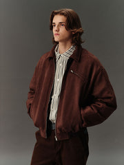 詳細画像: スエード調素材の滑らかな表面とキルティング加工による保温性を示すディテールクローズアップ画像。フラップカラーや多機能ポケットのデザインが際立つ。
モデル画像: スエード調ショート丈ダウンジャケットを着用したモデルのコーディネート例。レトロなブラウンカラーがヴィンテージ感を演出し、カジュアルパンツやワークパンツと相性抜群な秋冬スタイル。