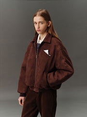 詳細画像: スエード調素材の滑らかな表面とキルティング加工による保温性を示すディテールクローズアップ画像。フラップカラーや多機能ポケットのデザインが際立つ。
モデル画像: スエード調ショート丈ダウンジャケットを着用したモデルのコーディネート例。レトロなブラウンカラーがヴィンテージ感を演出し、カジュアルパンツやワークパンツと相性抜群な秋冬スタイル。