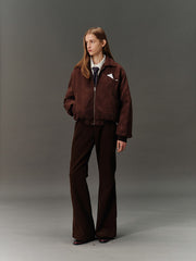 詳細画像: スエード調素材の滑らかな表面とキルティング加工による保温性を示すディテールクローズアップ画像。フラップカラーや多機能ポケットのデザインが際立つ。
モデル画像: スエード調ショート丈ダウンジャケットを着用したモデルのコーディネート例。レトロなブラウンカラーがヴィンテージ感を演出し、カジュアルパンツやワークパンツと相性抜群な秋冬スタイル。