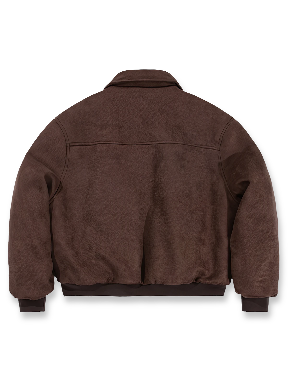 製品画像: スエード調素材を使用したショート丈ダウンジャケットの正面全体画像。上品で滑らかなスエード調の質感が特徴的で、秋冬の防寒にも最適なデザイン。
詳細画像: スエード調素材の滑らかな表面とキルティング加工による保温性を示すディテールクローズアップ画像。フラップカラーや多機能ポケットのデザインが際立つ。