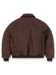 製品画像: スエード調素材を使用したショート丈ダウンジャケットの正面全体画像。上品で滑らかなスエード調の質感が特徴的で、秋冬の防寒にも最適なデザイン。
詳細画像: スエード調素材の滑らかな表面とキルティング加工による保温性を示すディテールクローズアップ画像。フラップカラーや多機能ポケットのデザインが際立つ。