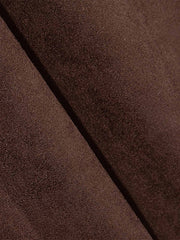 製品画像: スエード調素材を使用したショート丈ダウンジャケットの正面全体画像。上品で滑らかなスエード調の質感が特徴的で、秋冬の防寒にも最適なデザイン。
詳細画像: スエード調素材の滑らかな表面とキルティング加工による保温性を示すディテールクローズアップ画像。フラップカラーや多機能ポケットのデザインが際立つ。