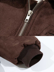 製品画像: スエード調素材を使用したショート丈ダウンジャケットの正面全体画像。上品で滑らかなスエード調の質感が特徴的で、秋冬の防寒にも最適なデザイン。
詳細画像: スエード調素材の滑らかな表面とキルティング加工による保温性を示すディテールクローズアップ画像。フラップカラーや多機能ポケットのデザインが際立つ。