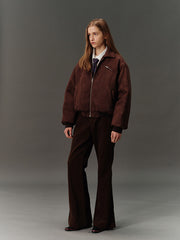 詳細画像: スエード調素材の滑らかな表面とキルティング加工による保温性を示すディテールクローズアップ画像。フラップカラーや多機能ポケットのデザインが際立つ。
モデル画像: スエード調ショート丈ダウンジャケットを着用したモデルのコーディネート例。レトロなブラウンカラーがヴィンテージ感を演出し、カジュアルパンツやワークパンツと相性抜群な秋冬スタイル。