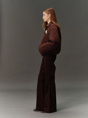 詳細画像: スエード調素材の滑らかな表面とキルティング加工による保温性を示すディテールクローズアップ画像。フラップカラーや多機能ポケットのデザインが際立つ。
モデル画像: スエード調ショート丈ダウンジャケットを着用したモデルのコーディネート例。レトロなブラウンカラーがヴィンテージ感を演出し、カジュアルパンツやワークパンツと相性抜群な秋冬スタイル。