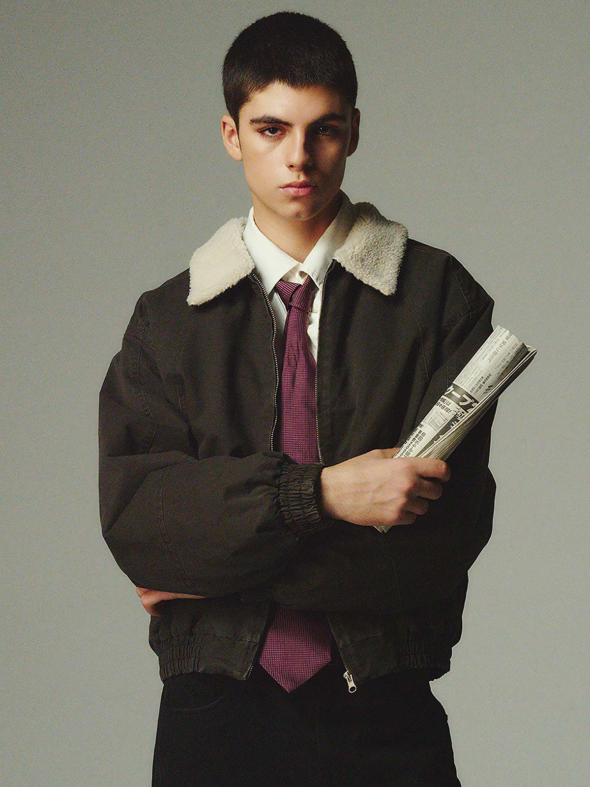 詳細画像: 柔らかなボア襟部分と、中綿構造の裏地を映したディテールクローズアップ画像。保温性を高める立体感のある仕上がりが際立つ。
モデル画像: ボア襟付きワーク中綿ジャケットを着用したモデルの冬のコーディネート例。デニムやワークパンツと合わせたヴィンテージ感漂うカジュアルスタイルを表現。