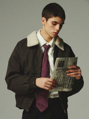 詳細画像: 柔らかなボア襟部分と、中綿構造の裏地を映したディテールクローズアップ画像。保温性を高める立体感のある仕上がりが際立つ。
モデル画像: ボア襟付きワーク中綿ジャケットを着用したモデルの冬のコーディネート例。デニムやワークパンツと合わせたヴィンテージ感漂うカジュアルスタイルを表現。