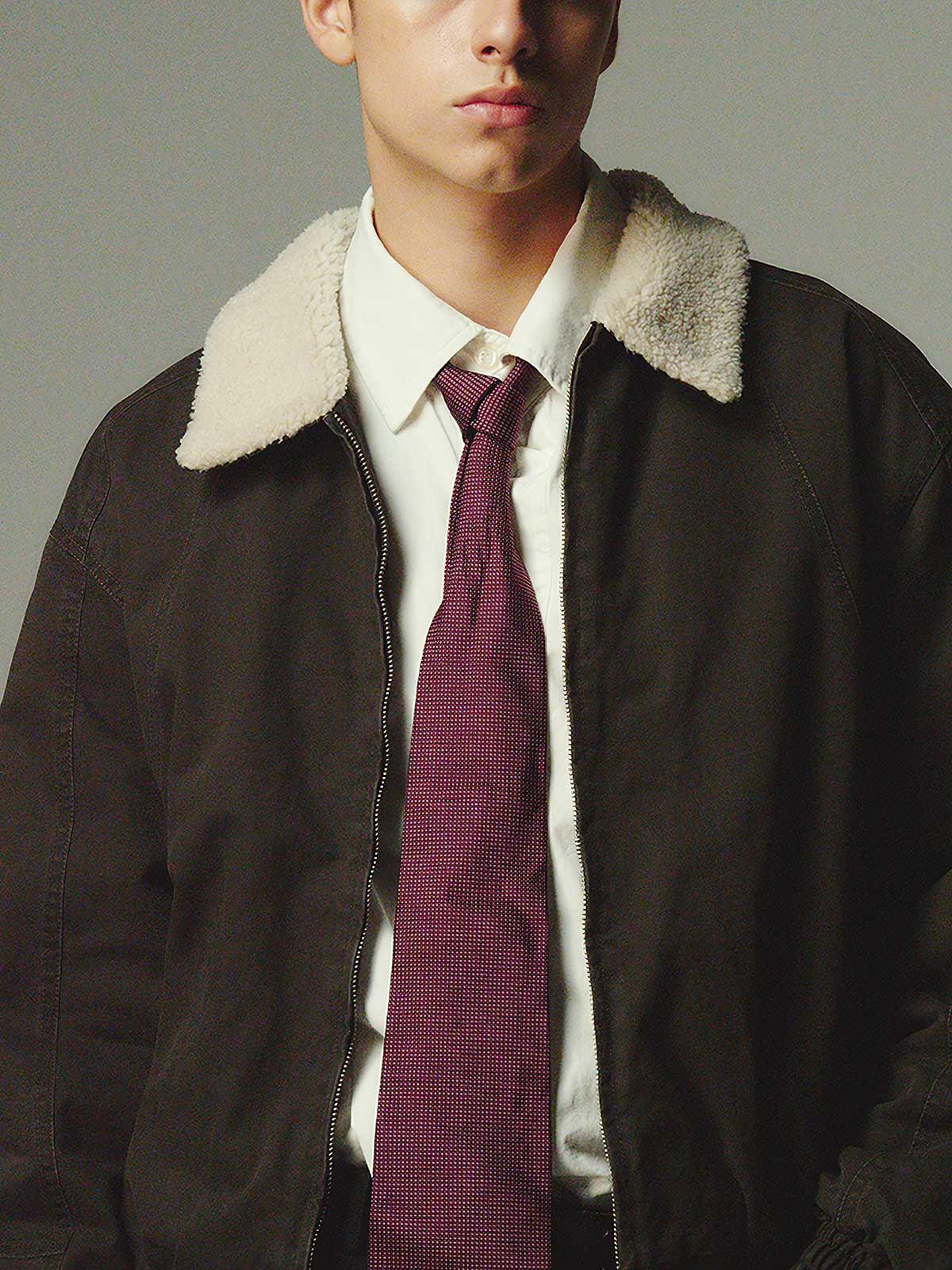 詳細画像: 柔らかなボア襟部分と、中綿構造の裏地を映したディテールクローズアップ画像。保温性を高める立体感のある仕上がりが際立つ。
モデル画像: ボア襟付きワーク中綿ジャケットを着用したモデルの冬のコーディネート例。デニムやワークパンツと合わせたヴィンテージ感漂うカジュアルスタイルを表現。