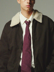 詳細画像: 柔らかなボア襟部分と、中綿構造の裏地を映したディテールクローズアップ画像。保温性を高める立体感のある仕上がりが際立つ。
モデル画像: ボア襟付きワーク中綿ジャケットを着用したモデルの冬のコーディネート例。デニムやワークパンツと合わせたヴィンテージ感漂うカジュアルスタイルを表現。