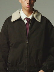 詳細画像: 柔らかなボア襟部分と、中綿構造の裏地を映したディテールクローズアップ画像。保温性を高める立体感のある仕上がりが際立つ。
モデル画像: ボア襟付きワーク中綿ジャケットを着用したモデルの冬のコーディネート例。デニムやワークパンツと合わせたヴィンテージ感漂うカジュアルスタイルを表現。