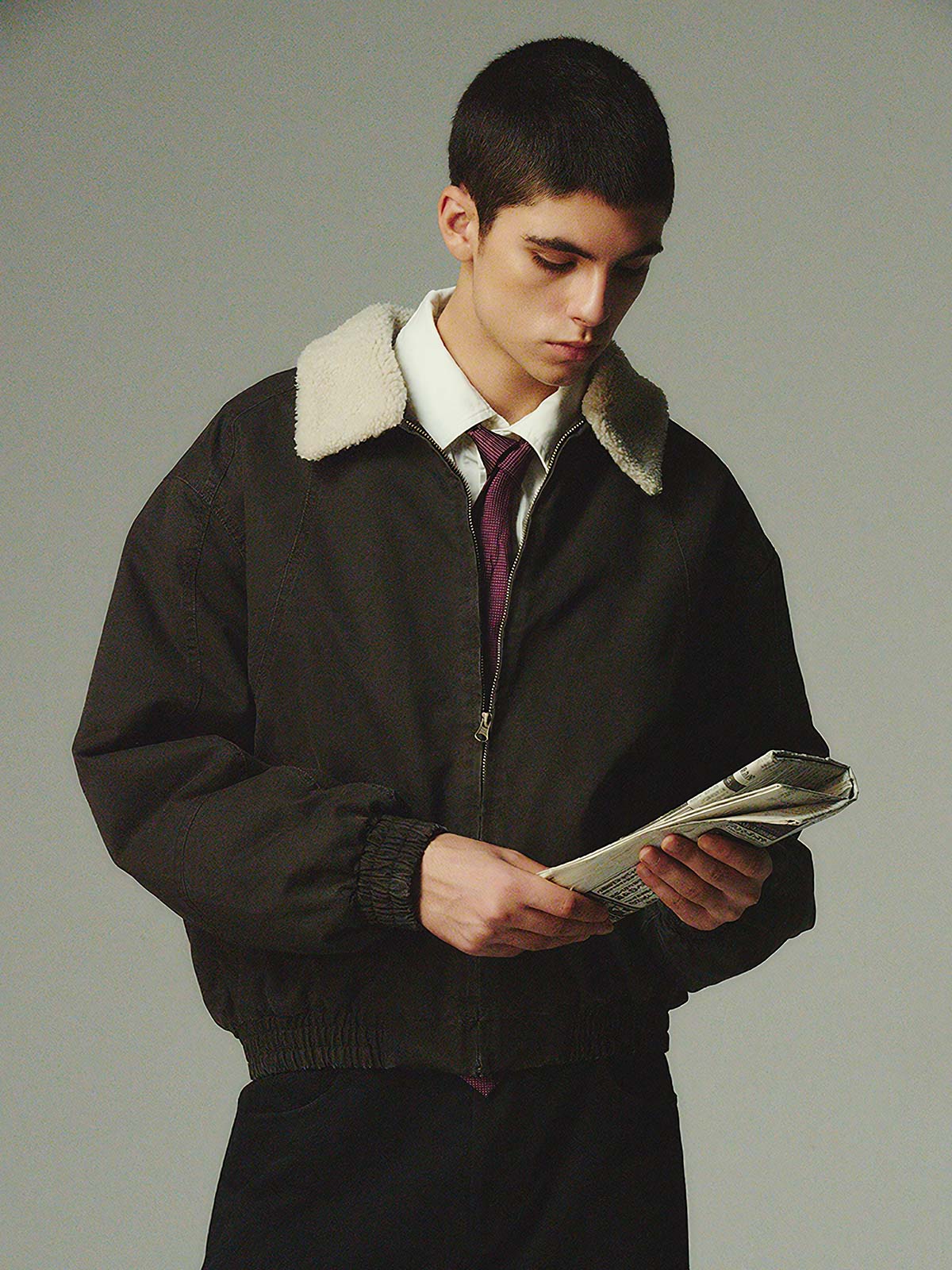 詳細画像: 柔らかなボア襟部分と、中綿構造の裏地を映したディテールクローズアップ画像。保温性を高める立体感のある仕上がりが際立つ。
モデル画像: ボア襟付きワーク中綿ジャケットを着用したモデルの冬のコーディネート例。デニムやワークパンツと合わせたヴィンテージ感漂うカジュアルスタイルを表現。