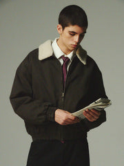 詳細画像: 柔らかなボア襟部分と、中綿構造の裏地を映したディテールクローズアップ画像。保温性を高める立体感のある仕上がりが際立つ。
モデル画像: ボア襟付きワーク中綿ジャケットを着用したモデルの冬のコーディネート例。デニムやワークパンツと合わせたヴィンテージ感漂うカジュアルスタイルを表現。