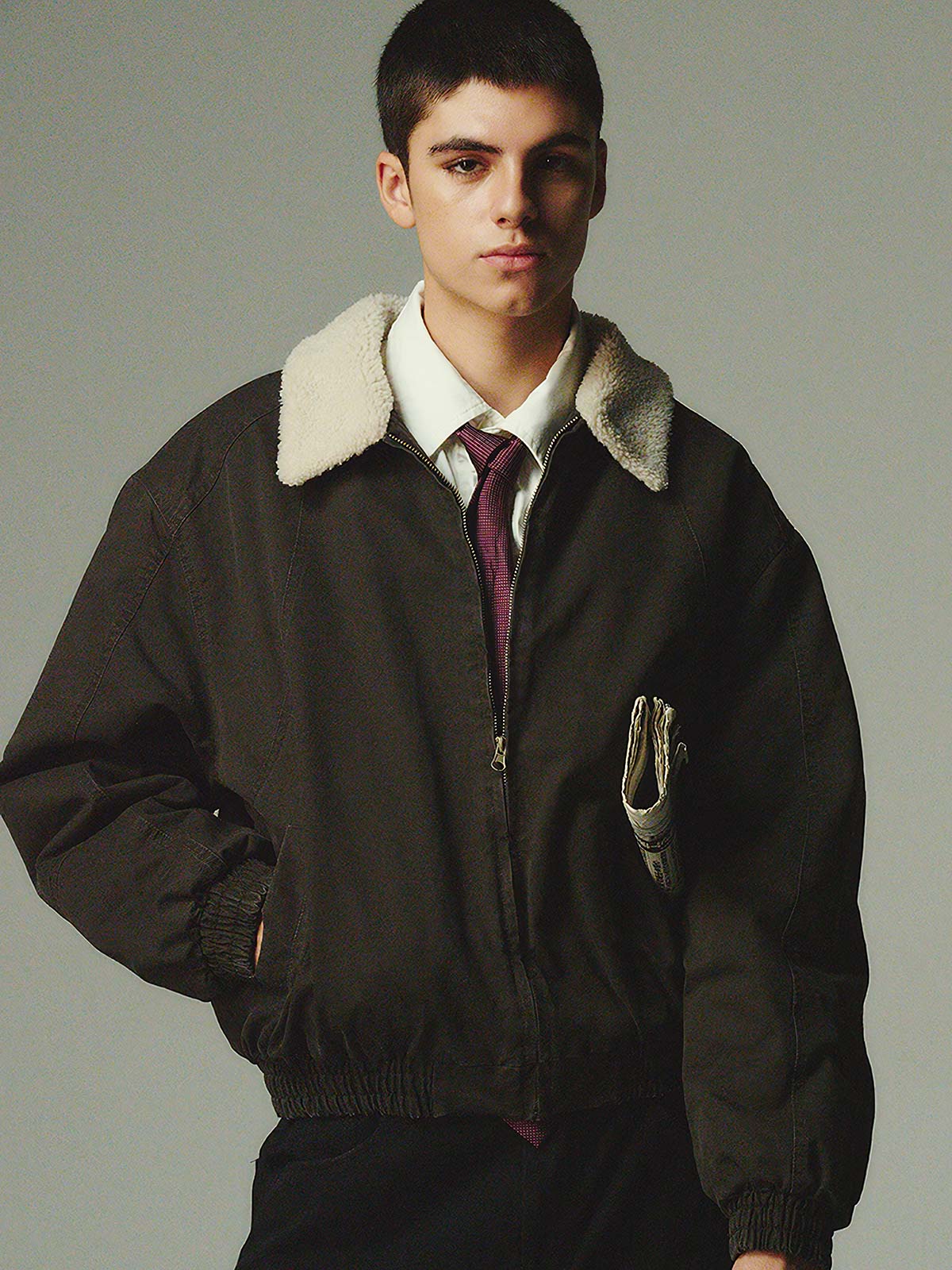 詳細画像: 柔らかなボア襟部分と、中綿構造の裏地を映したディテールクローズアップ画像。保温性を高める立体感のある仕上がりが際立つ。
モデル画像: ボア襟付きワーク中綿ジャケットを着用したモデルの冬のコーディネート例。デニムやワークパンツと合わせたヴィンテージ感漂うカジュアルスタイルを表現。