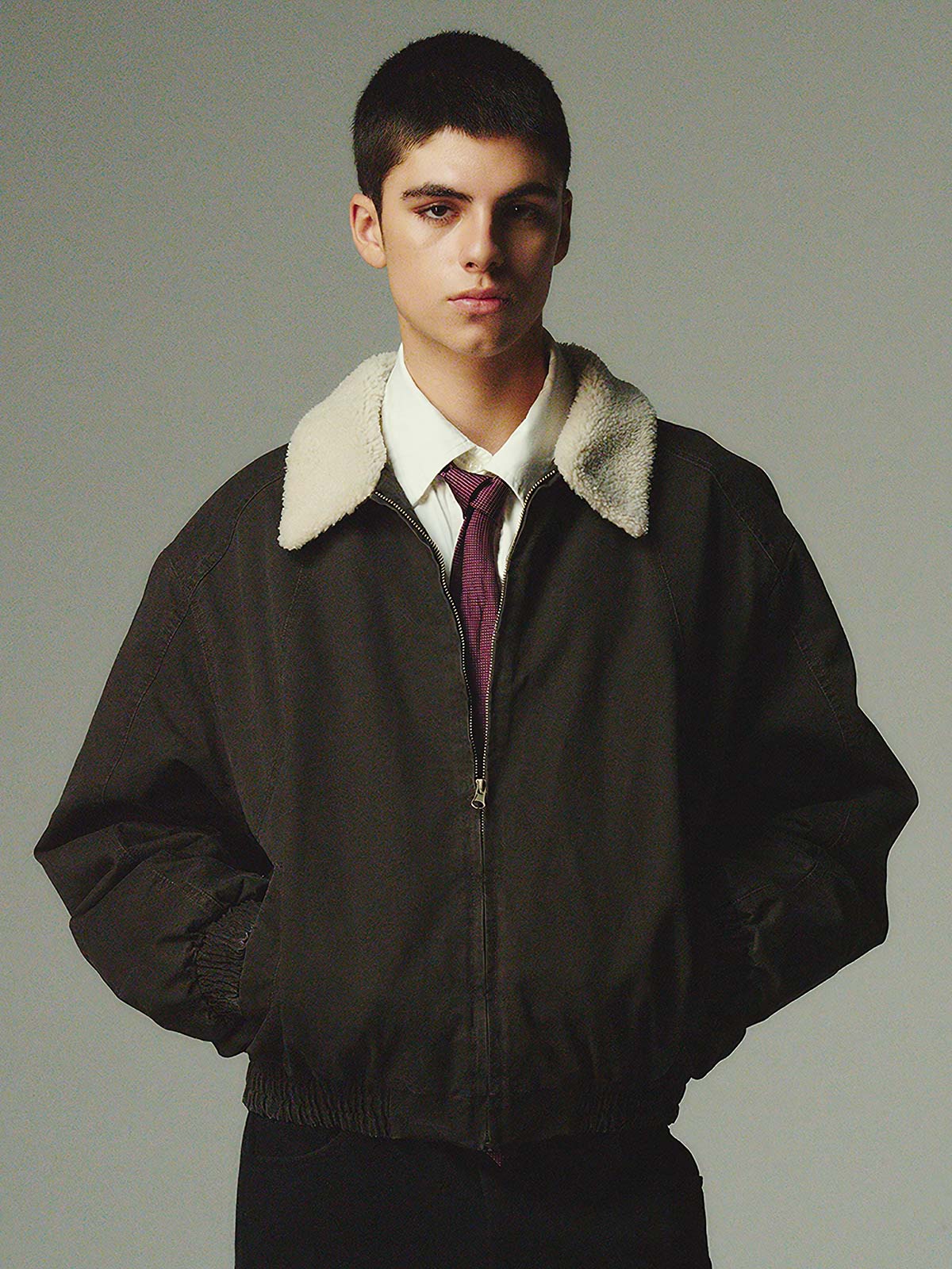 詳細画像: 柔らかなボア襟部分と、中綿構造の裏地を映したディテールクローズアップ画像。保温性を高める立体感のある仕上がりが際立つ。
モデル画像: ボア襟付きワーク中綿ジャケットを着用したモデルの冬のコーディネート例。デニムやワークパンツと合わせたヴィンテージ感漂うカジュアルスタイルを表現。