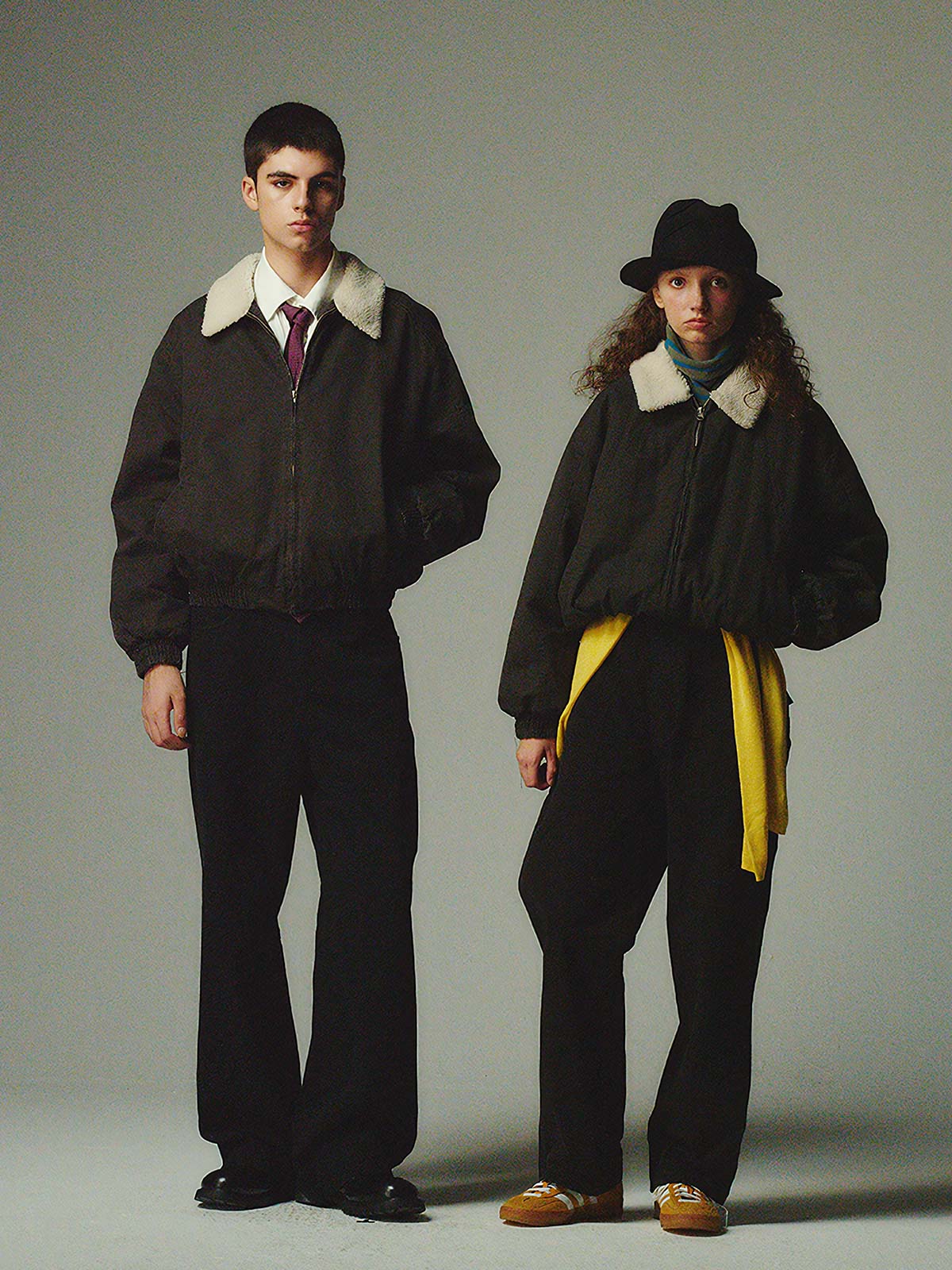 詳細画像: 柔らかなボア襟部分と、中綿構造の裏地を映したディテールクローズアップ画像。保温性を高める立体感のある仕上がりが際立つ。
モデル画像: ボア襟付きワーク中綿ジャケットを着用したモデルの冬のコーディネート例。デニムやワークパンツと合わせたヴィンテージ感漂うカジュアルスタイルを表現。