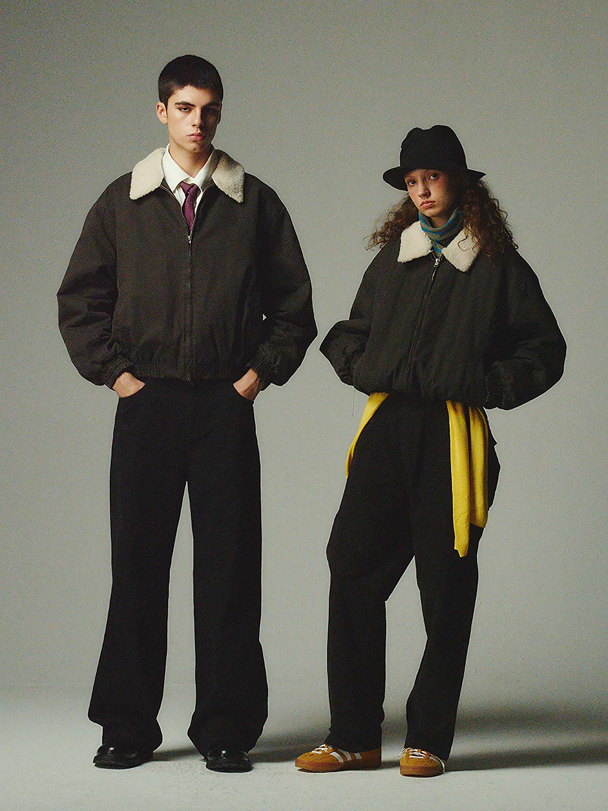 詳細画像: 柔らかなボア襟部分と、中綿構造の裏地を映したディテールクローズアップ画像。保温性を高める立体感のある仕上がりが際立つ。
モデル画像: ボア襟付きワーク中綿ジャケットを着用したモデルの冬のコーディネート例。デニムやワークパンツと合わせたヴィンテージ感漂うカジュアルスタイルを表現。