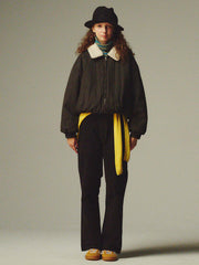 詳細画像: 柔らかなボア襟部分と、中綿構造の裏地を映したディテールクローズアップ画像。保温性を高める立体感のある仕上がりが際立つ。
モデル画像: ボア襟付きワーク中綿ジャケットを着用したモデルの冬のコーディネート例。デニムやワークパンツと合わせたヴィンテージ感漂うカジュアルスタイルを表現。