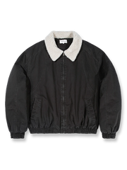 製品画像: クラシックなボア襟付きワーク中綿ジャケットの正面全体画像。コットン素材の表地と柔らかなボア襟が特徴的なデザイン。
詳細画像: 柔らかなボア襟部分と、中綿構造の裏地を映したディテールクローズアップ画像。保温性を高める立体感のある仕上がりが際立つ。