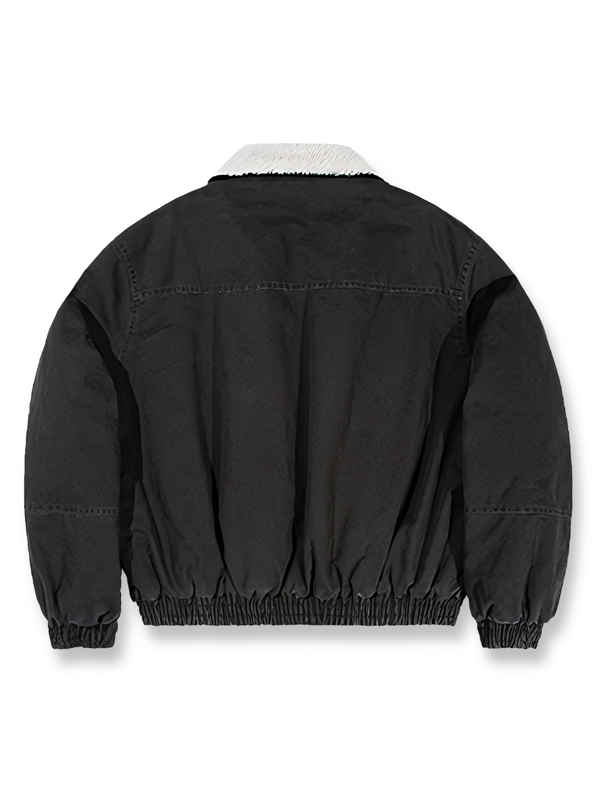 製品画像: クラシックなボア襟付きワーク中綿ジャケットの正面全体画像。コットン素材の表地と柔らかなボア襟が特徴的なデザイン。
詳細画像: 柔らかなボア襟部分と、中綿構造の裏地を映したディテールクローズアップ画像。保温性を高める立体感のある仕上がりが際立つ。