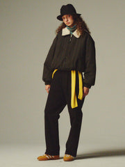 詳細画像: 柔らかなボア襟部分と、中綿構造の裏地を映したディテールクローズアップ画像。保温性を高める立体感のある仕上がりが際立つ。
モデル画像: ボア襟付きワーク中綿ジャケットを着用したモデルの冬のコーディネート例。デニムやワークパンツと合わせたヴィンテージ感漂うカジュアルスタイルを表現。