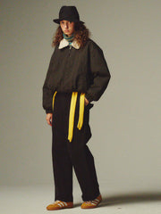 詳細画像: 柔らかなボア襟部分と、中綿構造の裏地を映したディテールクローズアップ画像。保温性を高める立体感のある仕上がりが際立つ。
モデル画像: ボア襟付きワーク中綿ジャケットを着用したモデルの冬のコーディネート例。デニムやワークパンツと合わせたヴィンテージ感漂うカジュアルスタイルを表現。