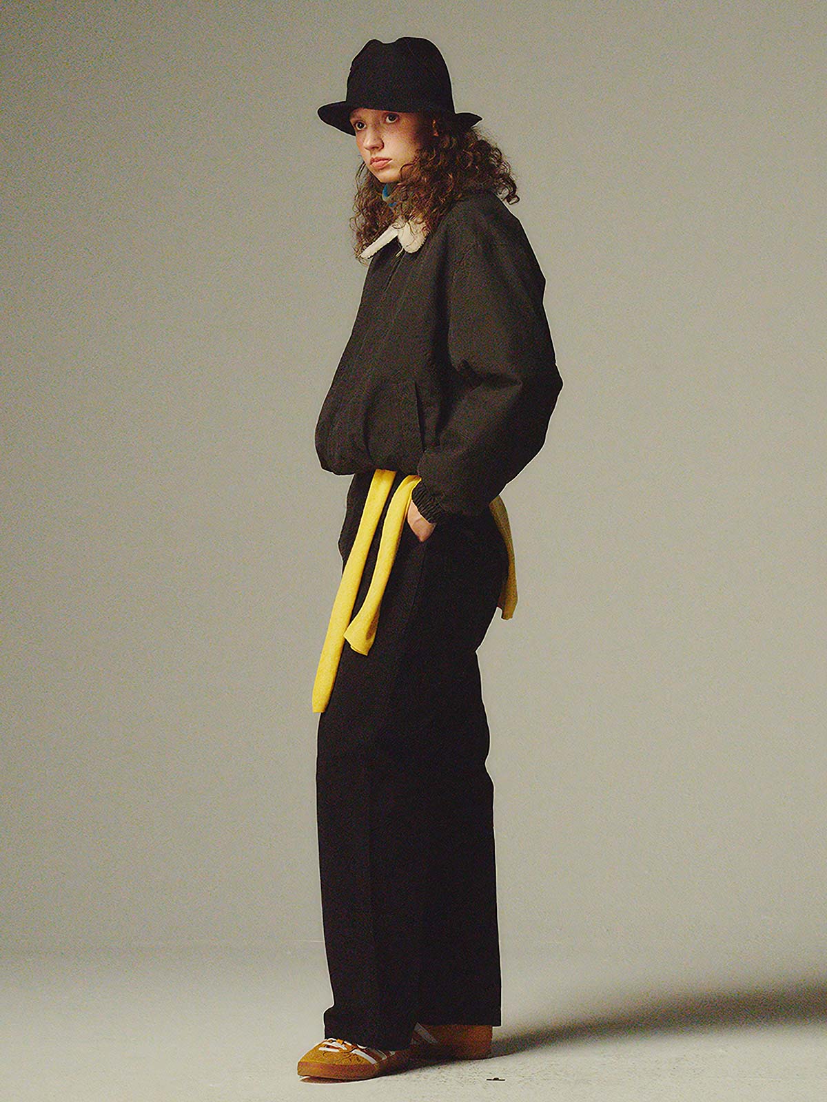 詳細画像: 柔らかなボア襟部分と、中綿構造の裏地を映したディテールクローズアップ画像。保温性を高める立体感のある仕上がりが際立つ。
モデル画像: ボア襟付きワーク中綿ジャケットを着用したモデルの冬のコーディネート例。デニムやワークパンツと合わせたヴィンテージ感漂うカジュアルスタイルを表現。