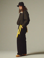 詳細画像: 柔らかなボア襟部分と、中綿構造の裏地を映したディテールクローズアップ画像。保温性を高める立体感のある仕上がりが際立つ。
モデル画像: ボア襟付きワーク中綿ジャケットを着用したモデルの冬のコーディネート例。デニムやワークパンツと合わせたヴィンテージ感漂うカジュアルスタイルを表現。