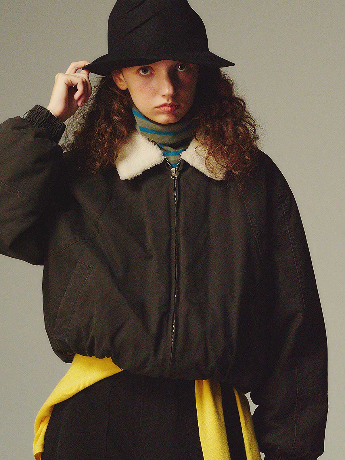 詳細画像: 柔らかなボア襟部分と、中綿構造の裏地を映したディテールクローズアップ画像。保温性を高める立体感のある仕上がりが際立つ。
モデル画像: ボア襟付きワーク中綿ジャケットを着用したモデルの冬のコーディネート例。デニムやワークパンツと合わせたヴィンテージ感漂うカジュアルスタイルを表現。