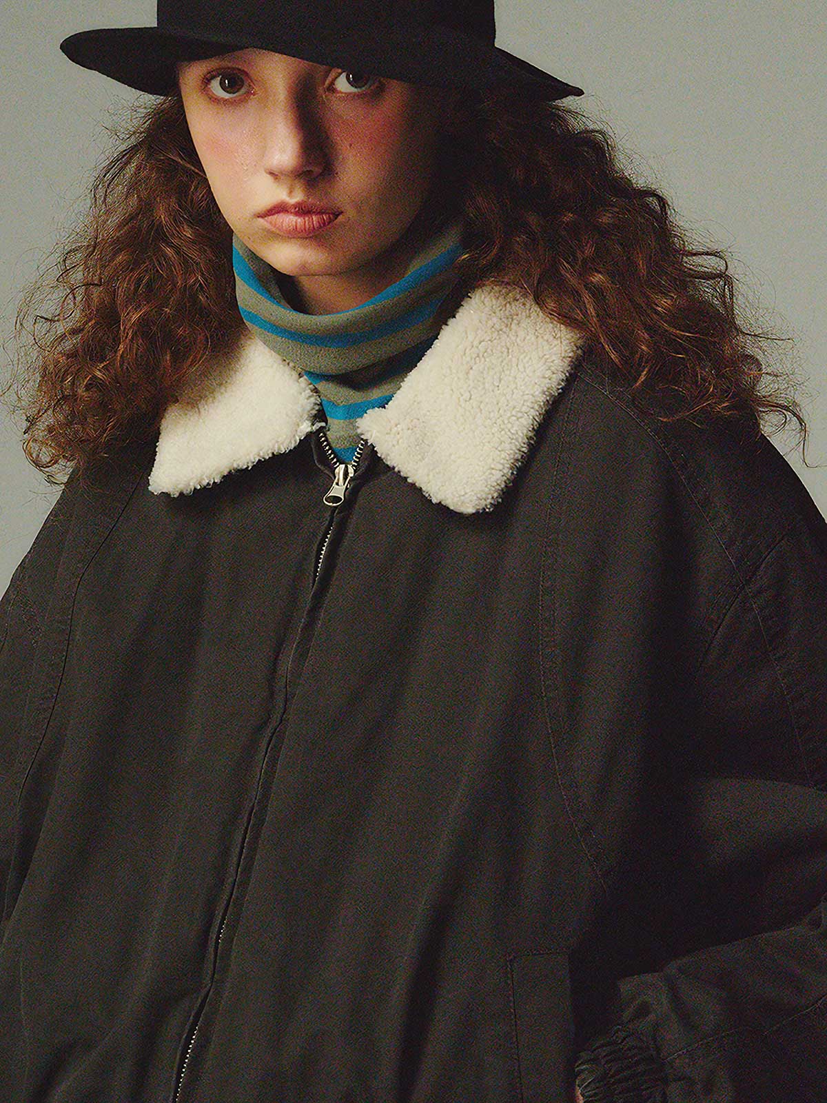 詳細画像: 柔らかなボア襟部分と、中綿構造の裏地を映したディテールクローズアップ画像。保温性を高める立体感のある仕上がりが際立つ。
モデル画像: ボア襟付きワーク中綿ジャケットを着用したモデルの冬のコーディネート例。デニムやワークパンツと合わせたヴィンテージ感漂うカジュアルスタイルを表現。