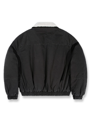 製品画像: クラシックなボア襟付きワーク中綿ジャケットの正面全体画像。コットン素材の表地と柔らかなボア襟が特徴的なデザイン。
詳細画像: 柔らかなボア襟部分と、中綿構造の裏地を映したディテールクローズアップ画像。保温性を高める立体感のある仕上がりが際立つ。