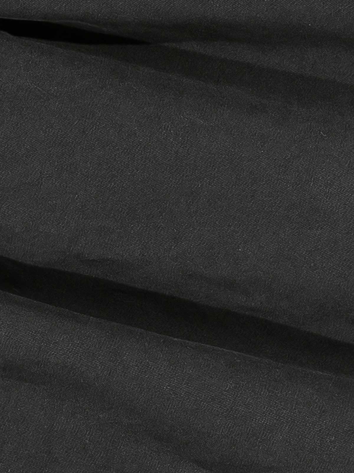 製品画像: クラシックなボア襟付きワーク中綿ジャケットの正面全体画像。コットン素材の表地と柔らかなボア襟が特徴的なデザイン。
詳細画像: 柔らかなボア襟部分と、中綿構造の裏地を映したディテールクローズアップ画像。保温性を高める立体感のある仕上がりが際立つ。