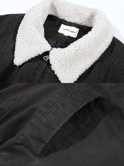 製品画像: クラシックなボア襟付きワーク中綿ジャケットの正面全体画像。コットン素材の表地と柔らかなボア襟が特徴的なデザイン。
詳細画像: 柔らかなボア襟部分と、中綿構造の裏地を映したディテールクローズアップ画像。保温性を高める立体感のある仕上がりが際立つ。